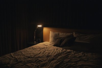 Amber licht en brons bepalen je slaapkamer dit najaar