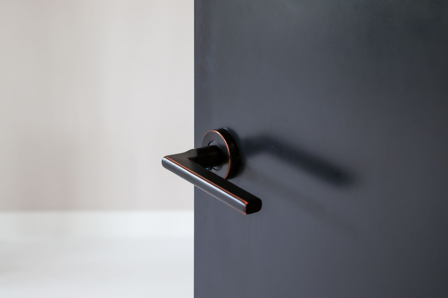 Zwarte deurklinken en zwart deurbeslag: een tijdloze trend